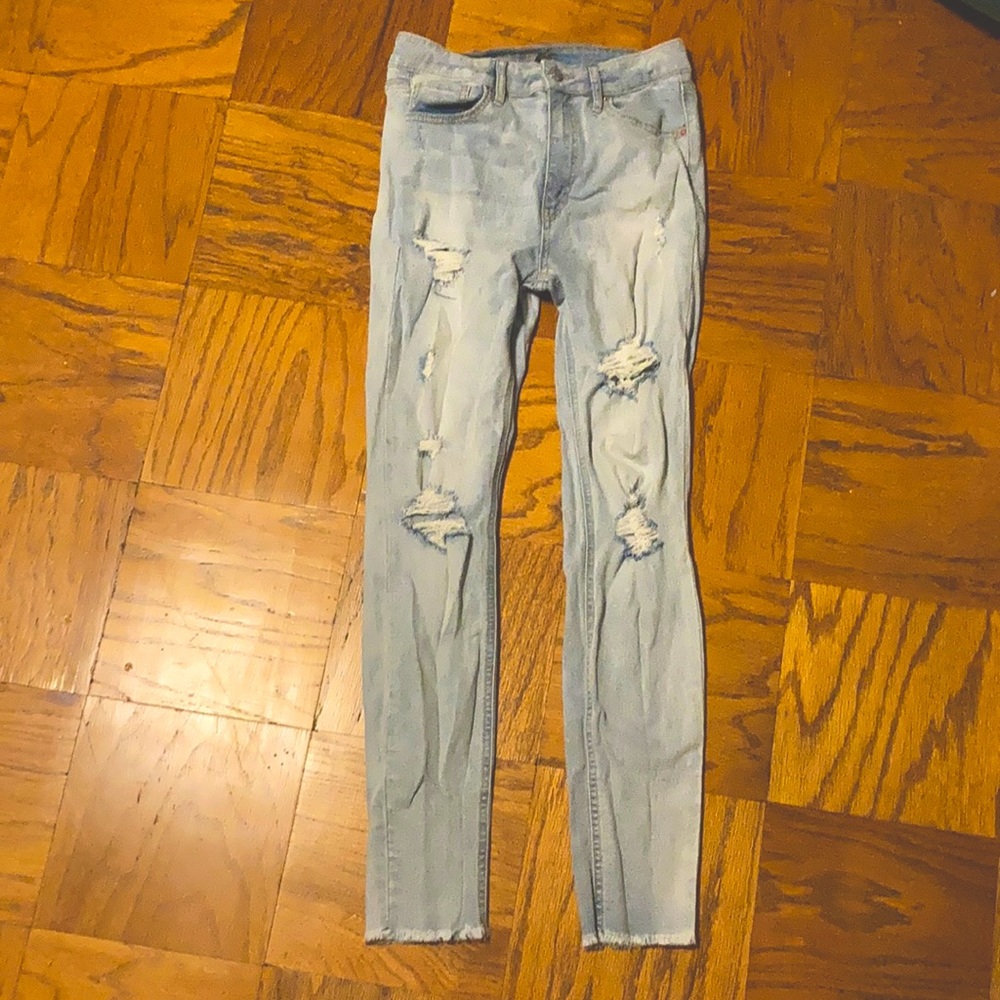 Womens size6 blue wash jeans with rips.